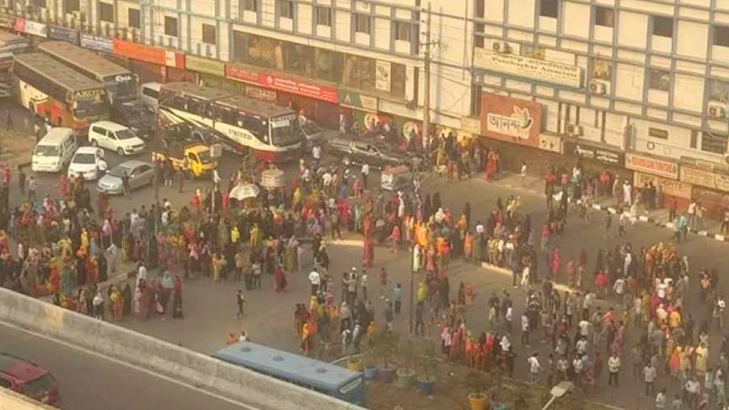 বনানীতে দুর্ঘটনায় পোশাক শ্রমিক নিহত, সহকর্মীদের সড়ক অবরোধে তীব্র যানজট